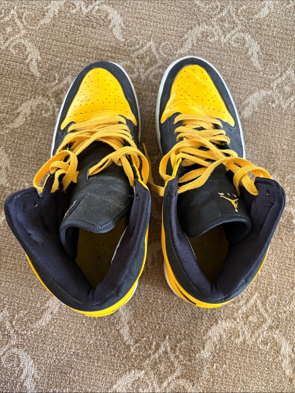 Air Jordan 1 Mid.